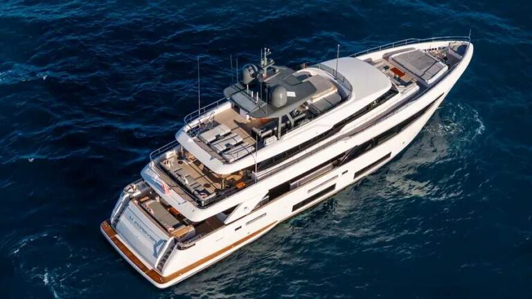 custom-line-m-forever-aft-decks –