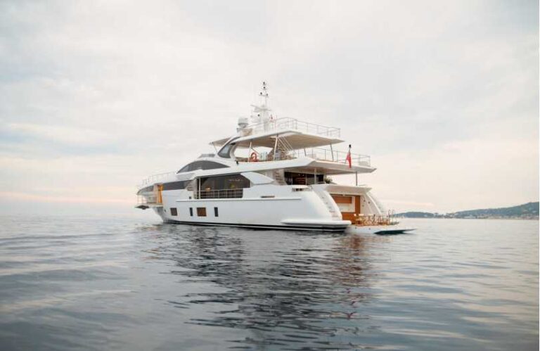 Azimut Sama 35 m da poppa —
