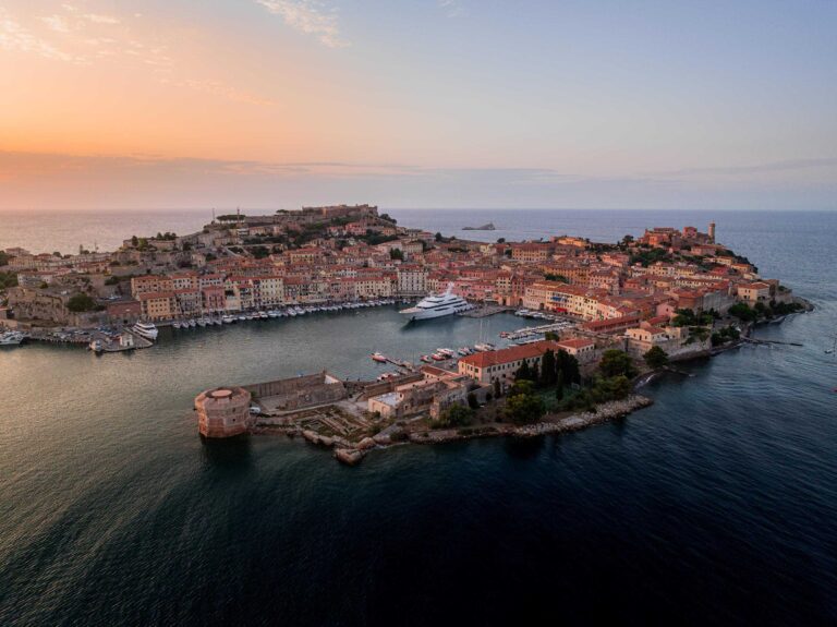 Isola d’Elba con superyacth ormeggiato
