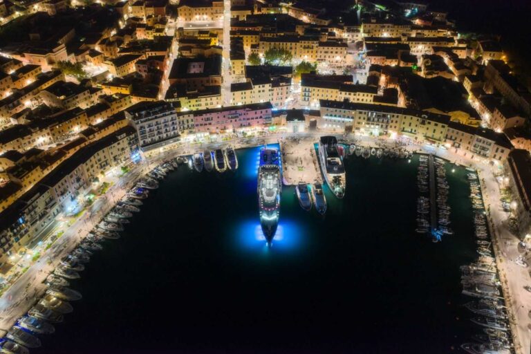 Isola d’Elba notturna con superyacth ormeggiati