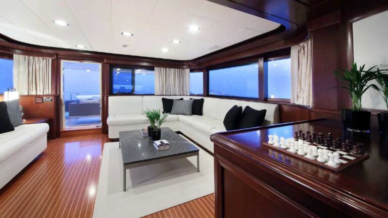 Lady-soul-Custom Line 30 saloon