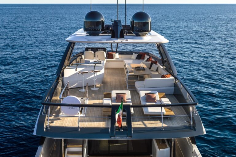 Ferretti Yachts 800