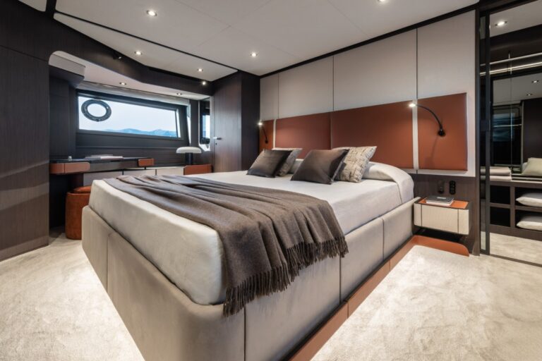 Ferretti Yachts 800