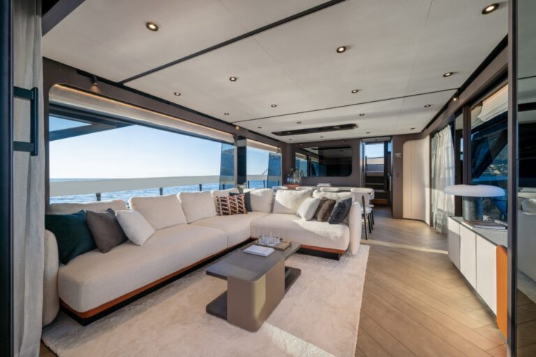 Ferretti Yachts 800