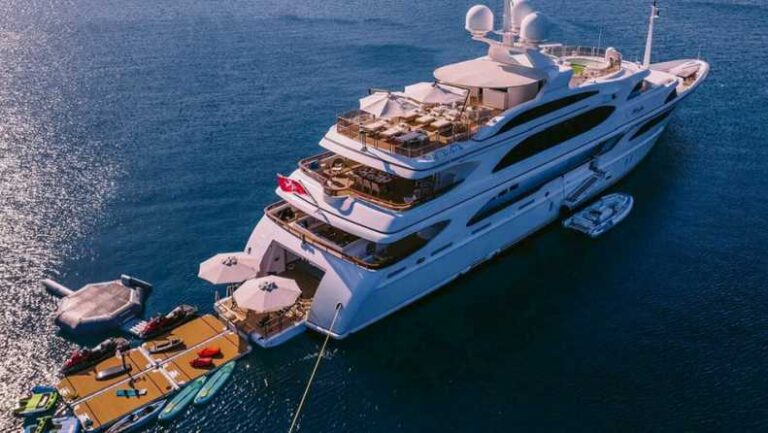 Idyllic Benetti da poppa –