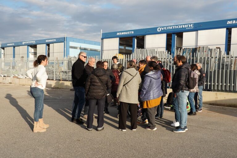 gruppo di ragazzi dell’associazone i bimbi delle fate fa visita al cantiere