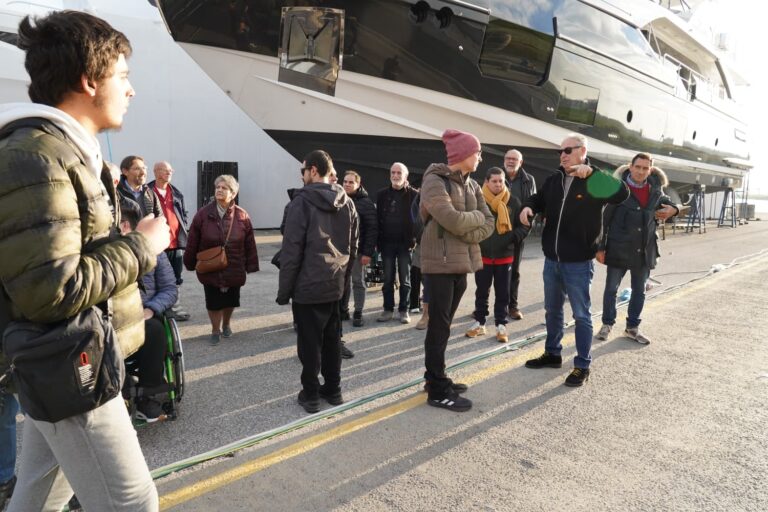 gruppo di ragazzi dell’associazione i bimbi delle fate fa visita al cantiere