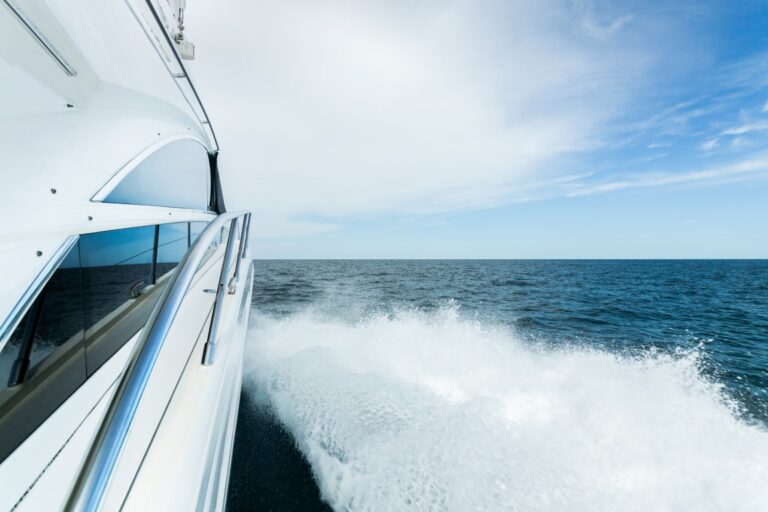 Yacht,Boat,On,The,Ocean