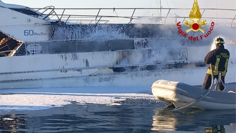 incendio yacht marina arechi