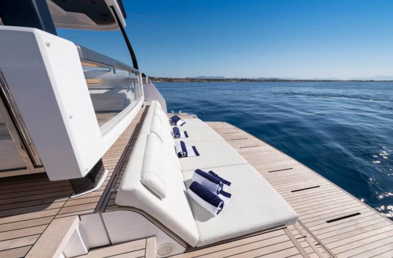 Spica 30 m Ferretti Yachts, beach –