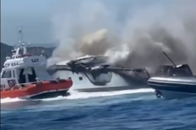 Incendio yacht Tavolara