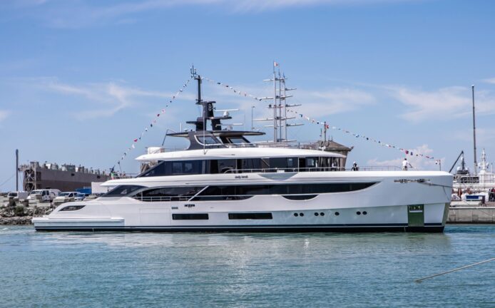 Varo Lady Sara, Benetti Oasis 40M –