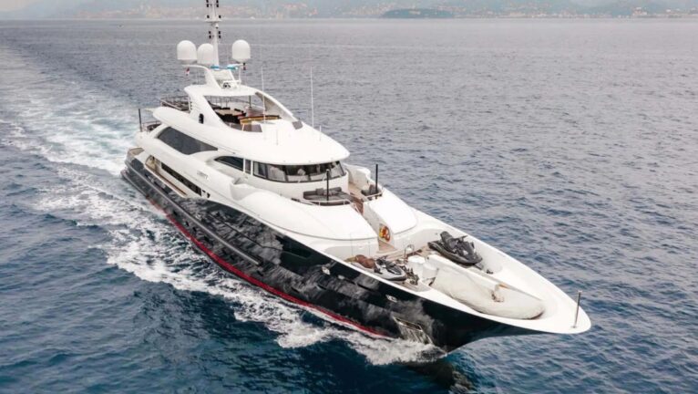 Liberty Isa Yachts 50 m da prua –